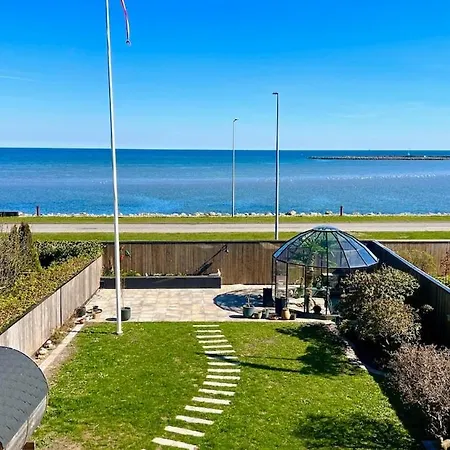 Villa Luxurious House By The Water *