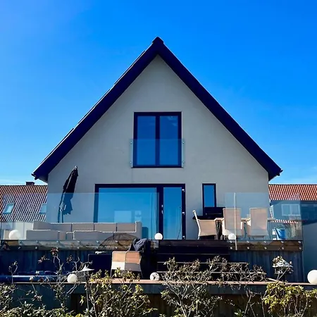 Luxurious House By The Water *